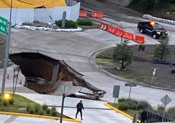 Socavón de 10 metros interrumpe tránsito en Huixquilucan