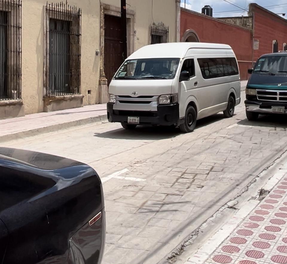 ¡Cuidado! Conductores impudentes usan la calle de Juárez como estacionamiento