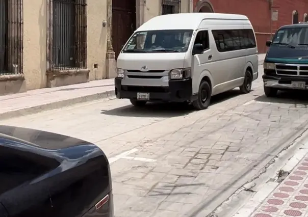 ¡Cuidado! Conductores impudentes usan la calle de Juárez como estacionamiento