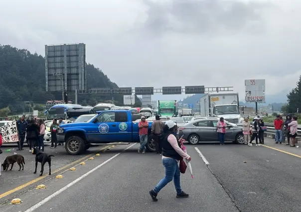 Protesta de comuneros colapsa la México-Toluca durante horas