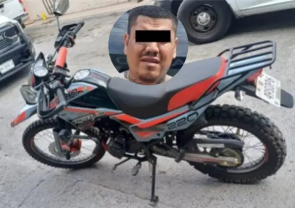 Arrestan a hombre por manejar moto con reporte de robo