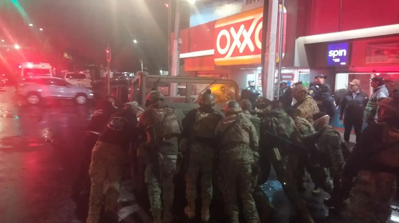 Ejército mexicano sufre accidente en calzada Zaragoza. Foto: Ramón Ramírez