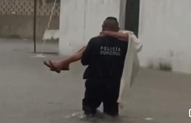 Rescatan abuelita de 90 años tras las fuertes lluvias en Tizimín