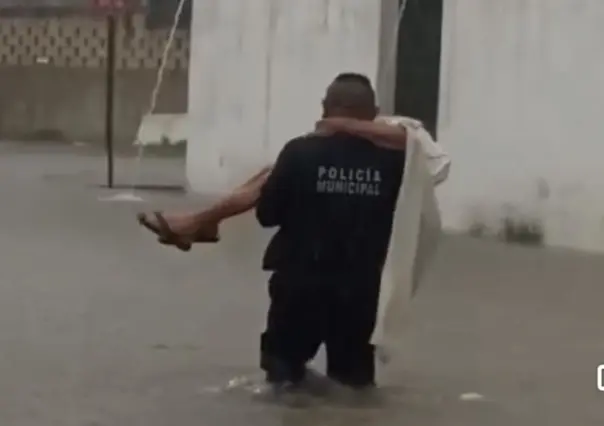 Rescatan abuelita de 90 años tras las fuertes lluvias en Tizimín