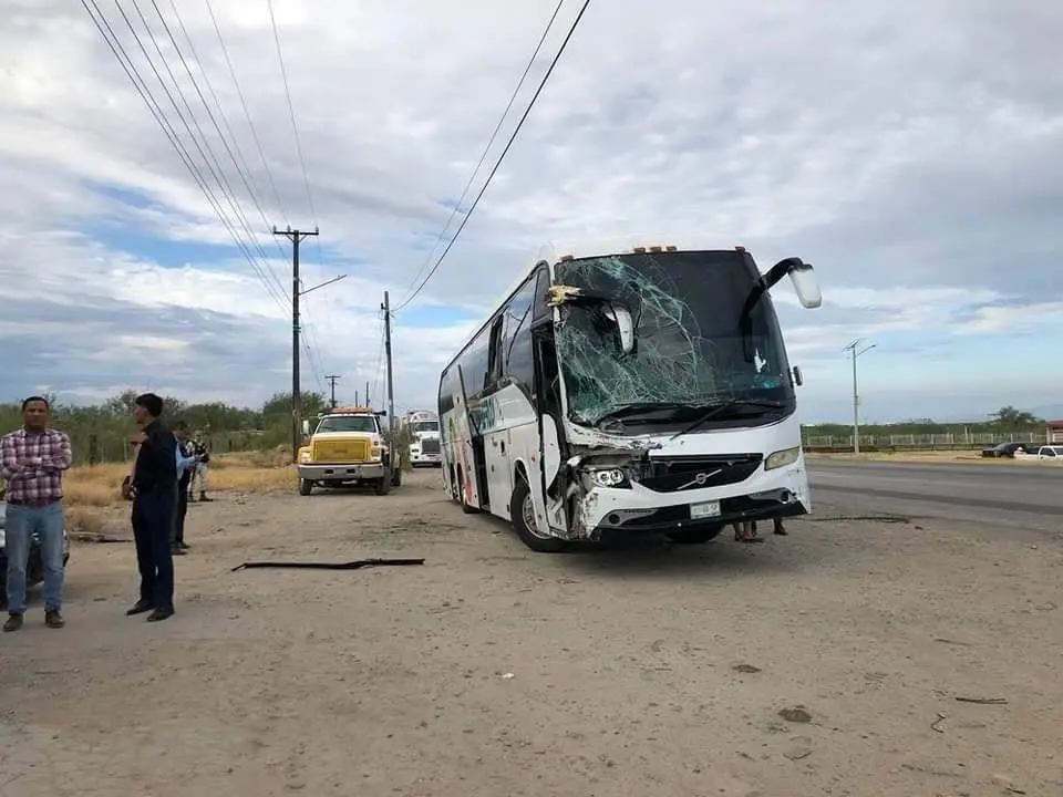 Accidente en la carretera 57 de autobús y tráiler deja 6 heridos en Sabinas