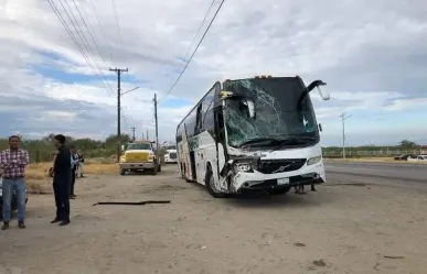 Accidente en la carretera 57 de autobús y tráiler deja 6 heridos en Sabinas