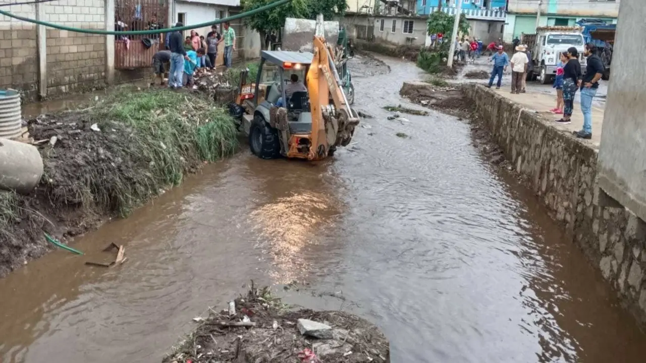 Las labores de desazolve y retiro de lodo y basura se reforzó en Tejupilco. Foto: Gob de Edomex