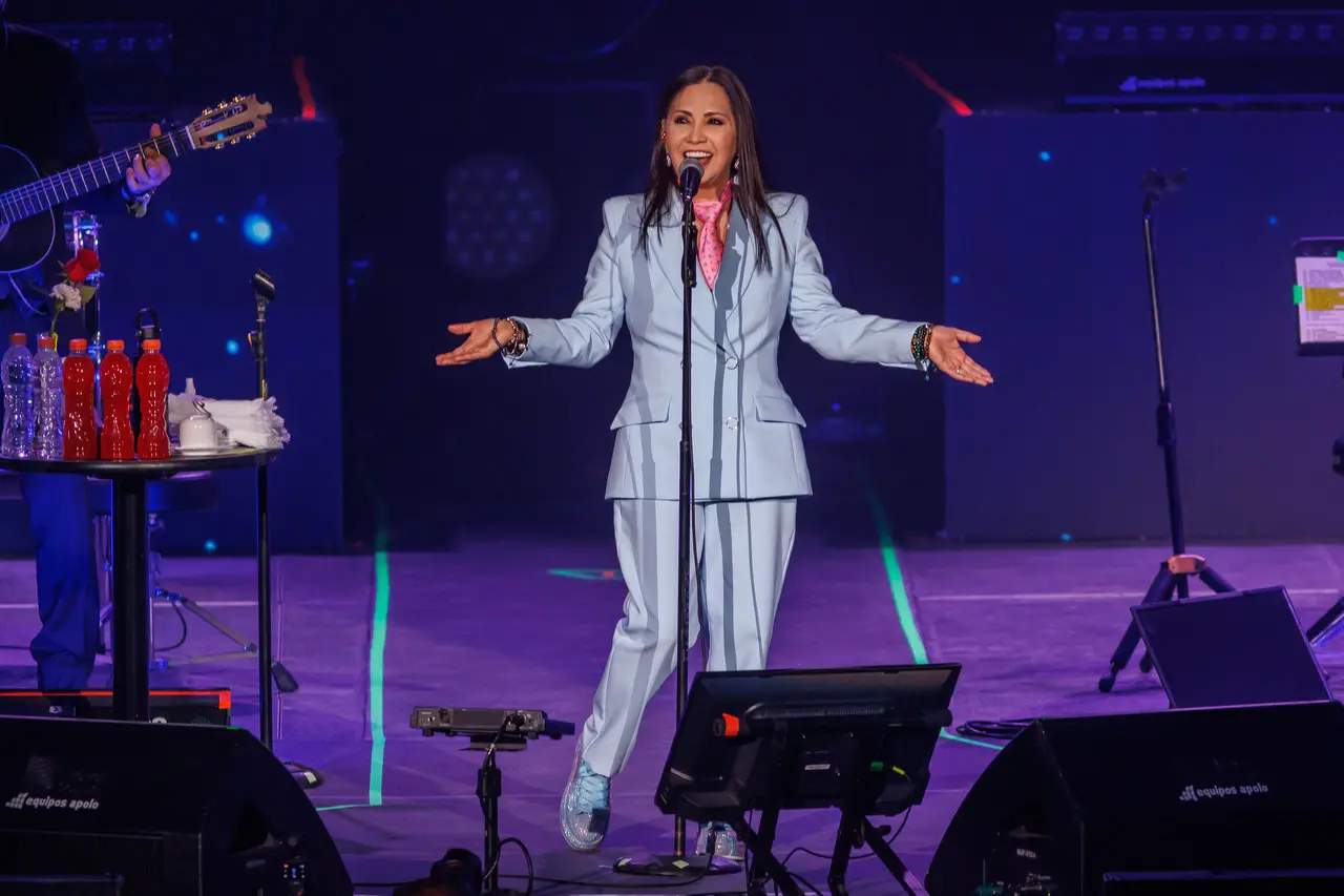 Ana Gabriel compartió con el público que a sus 68 años goza de una gran plenitud de la que dijo que deseaba compartirla durante la velada con el público. Foto. Cortesía Auditorio Citibanamex.