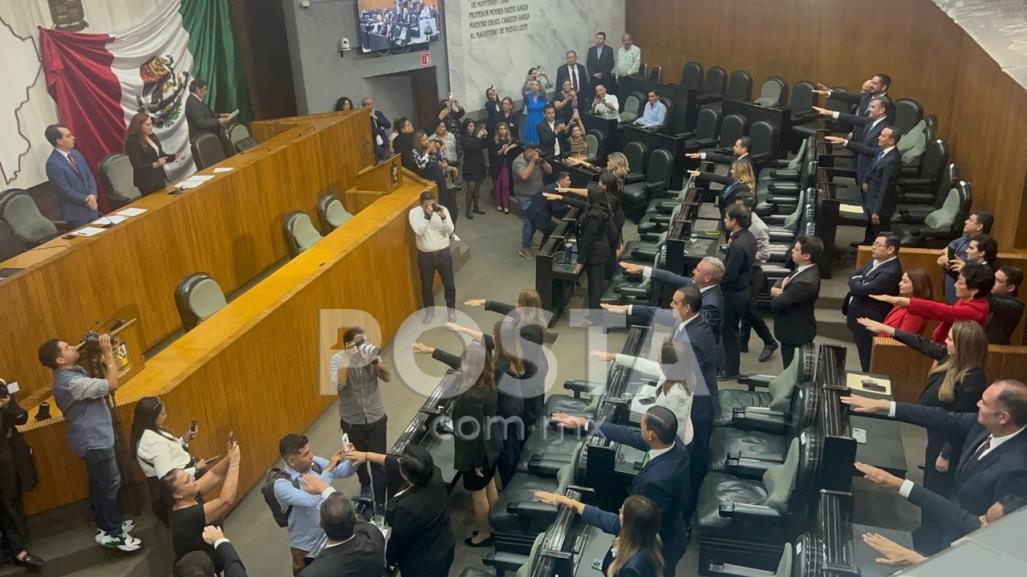 Toman protesta diputados de nueva legislatura en medio de roces