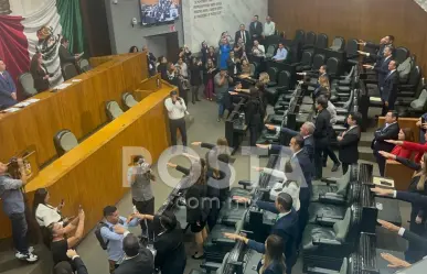 Toman protesta diputados de nueva legislatura en medio de roces