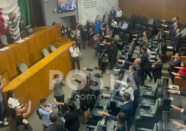 Toman protesta diputados de nueva legislatura en medio de roces