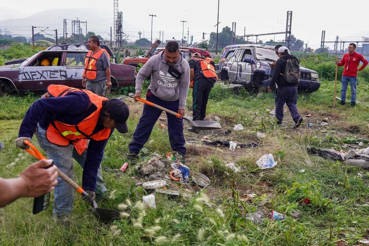 La limpieza del predio beneficiará a unos 80 mil habitantes, incluyó el retiro de 10 vehículos abandonados que fueron llevados al corralón. Foto: Gob. de Tlalnepantla