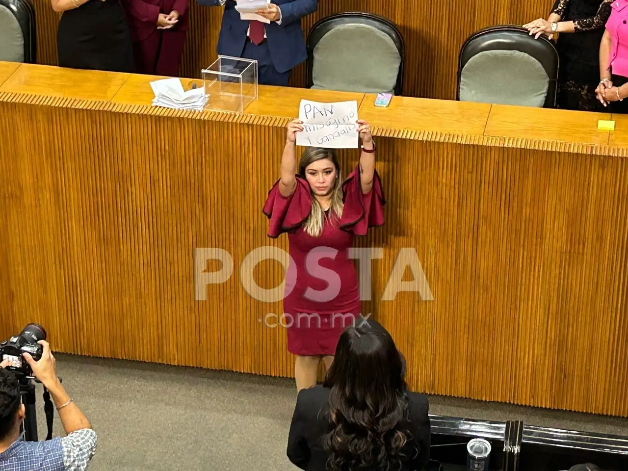 Toman protesta diputados de nueva legislatura en medio de roces