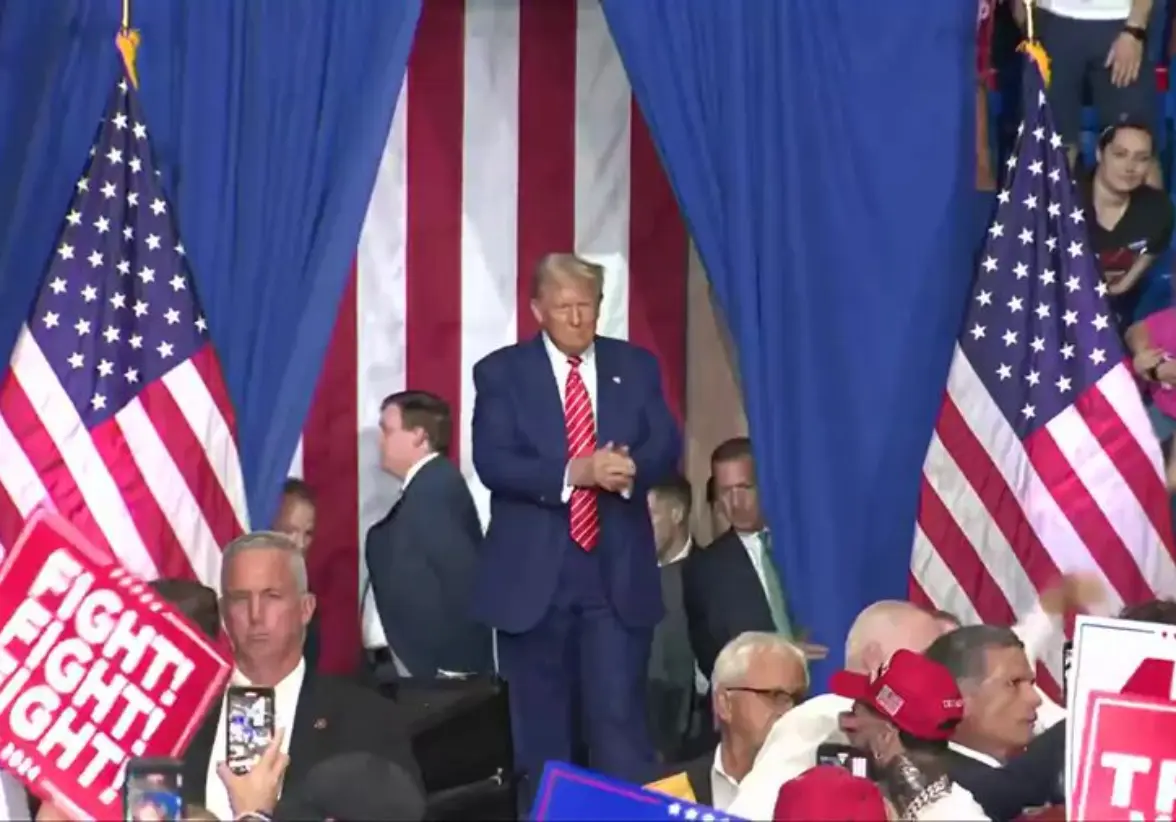 Durante su intervención en un evento en la capital estadounidense, Donald Trump subrayó la amplitud del poder presidencial, sugiriendo que desde ese cargo se pueden tomar decisiones determinantes. Foto: Redes