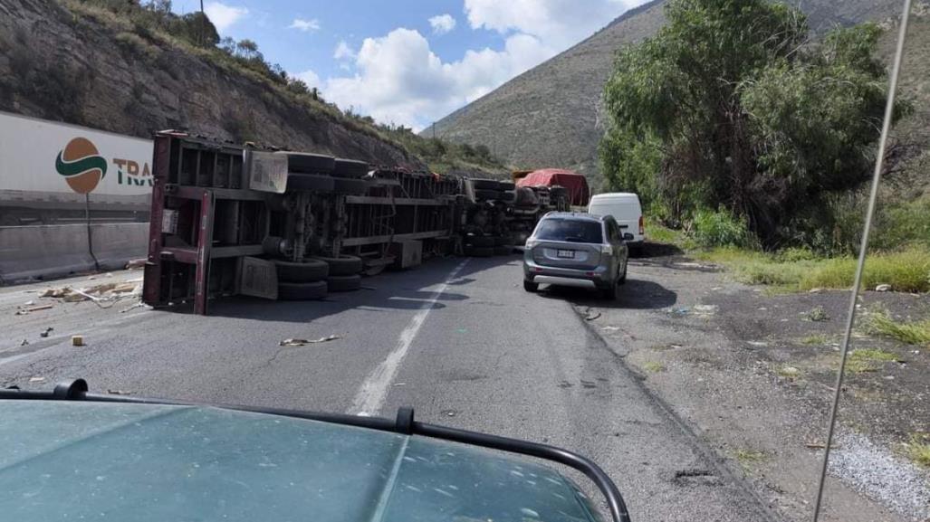 Volcadura de tráiler en carretera los Chorros complica tráfico en la 57