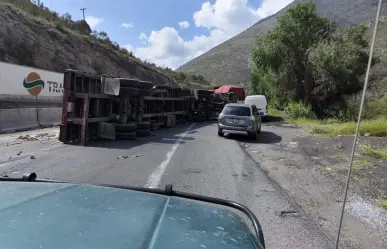 Volcadura de tráiler en carretera los Chorros complica tráfico en la 57