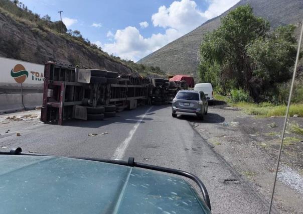 Volcadura de tráiler en carretera los Chorros complica tráfico en la 57