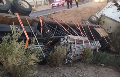 Tráiler con escenario de Luis Miguel se vuelca en canal en Mexicali