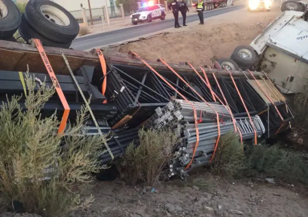 Tráiler con escenario de Luis Miguel se vuelca en canal en Mexicali