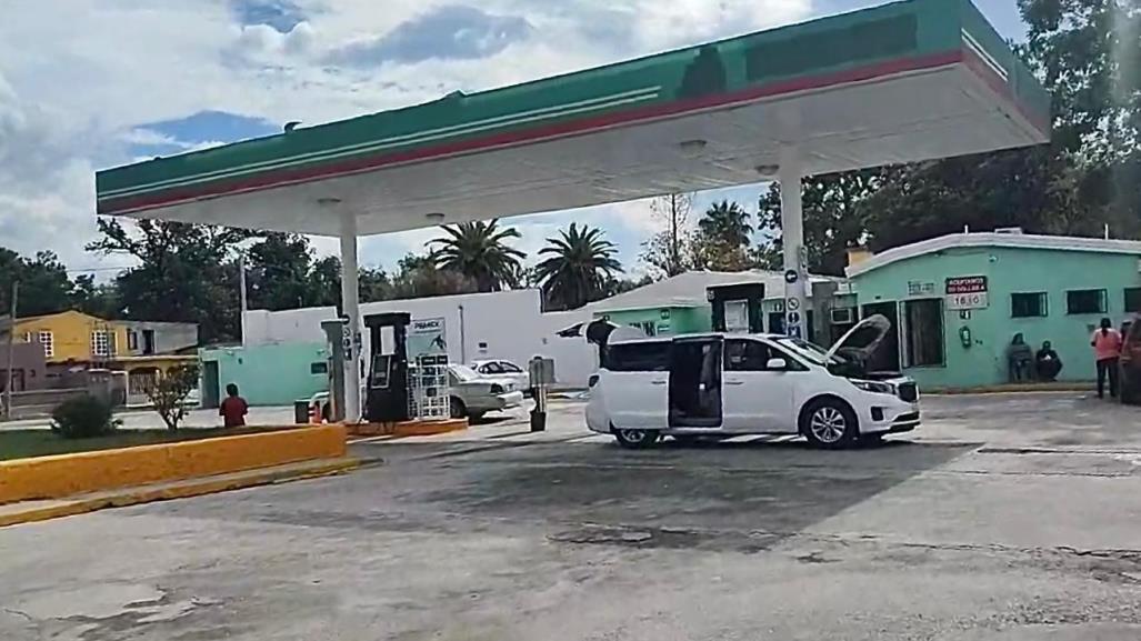 Cierran clientes gasolinera en Zaragoza; aseguran que les cargaron agua