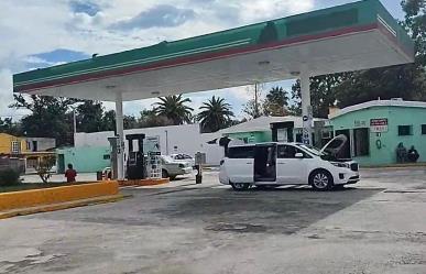 Cierran clientes gasolinera en Zaragoza; aseguran que les cargaron agua