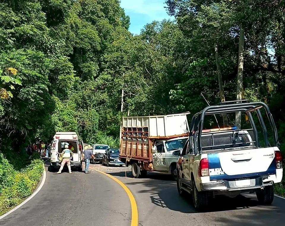 Paramédicos atendiendo heridos del accidente vial. Foto: Facebook Orimex Noticias.