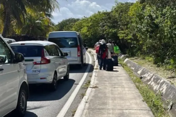 Taxistas bloqueando una de las salidas del aeropuerto de Cancún. Foto: López Dóriga Digital.