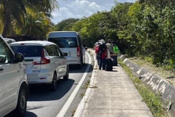 Transportistas realizan bloqueos en aeropuerto de Cancún