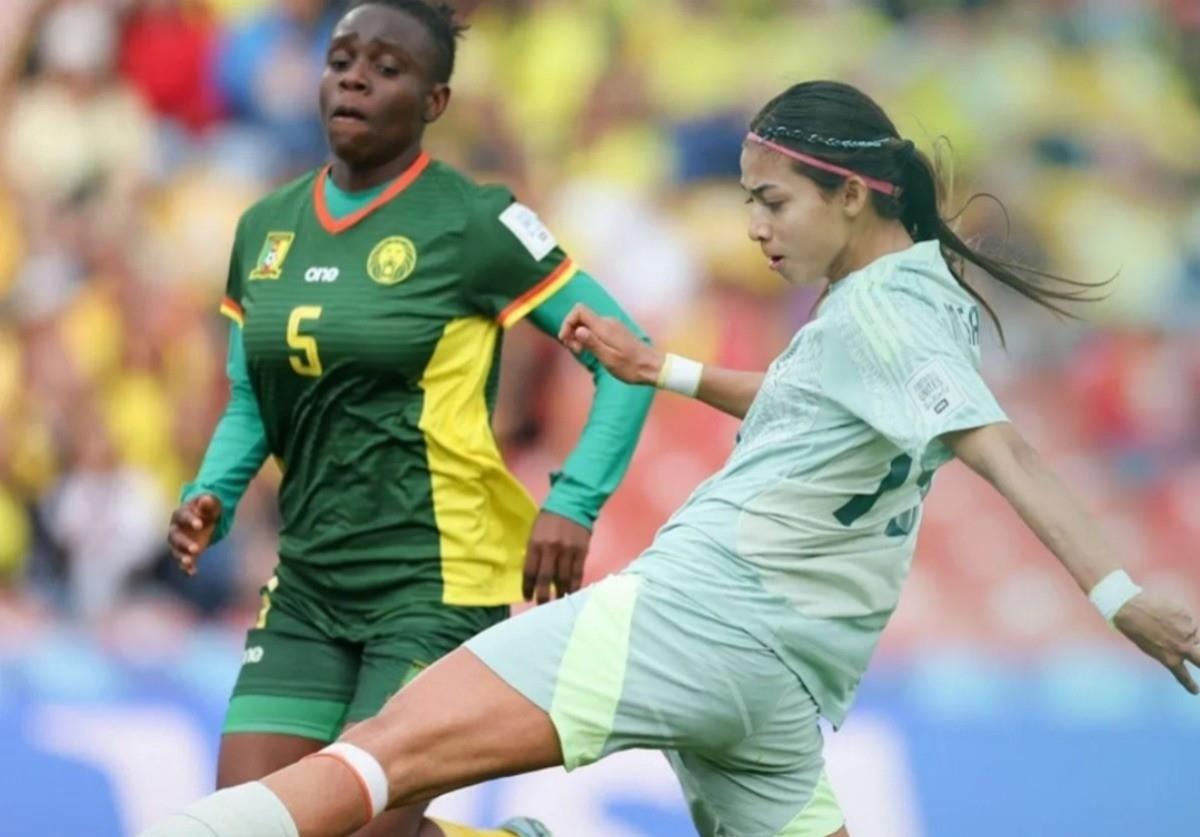 Balón disputado entre jugadoras de México y Camerún. Foto: El Informador.