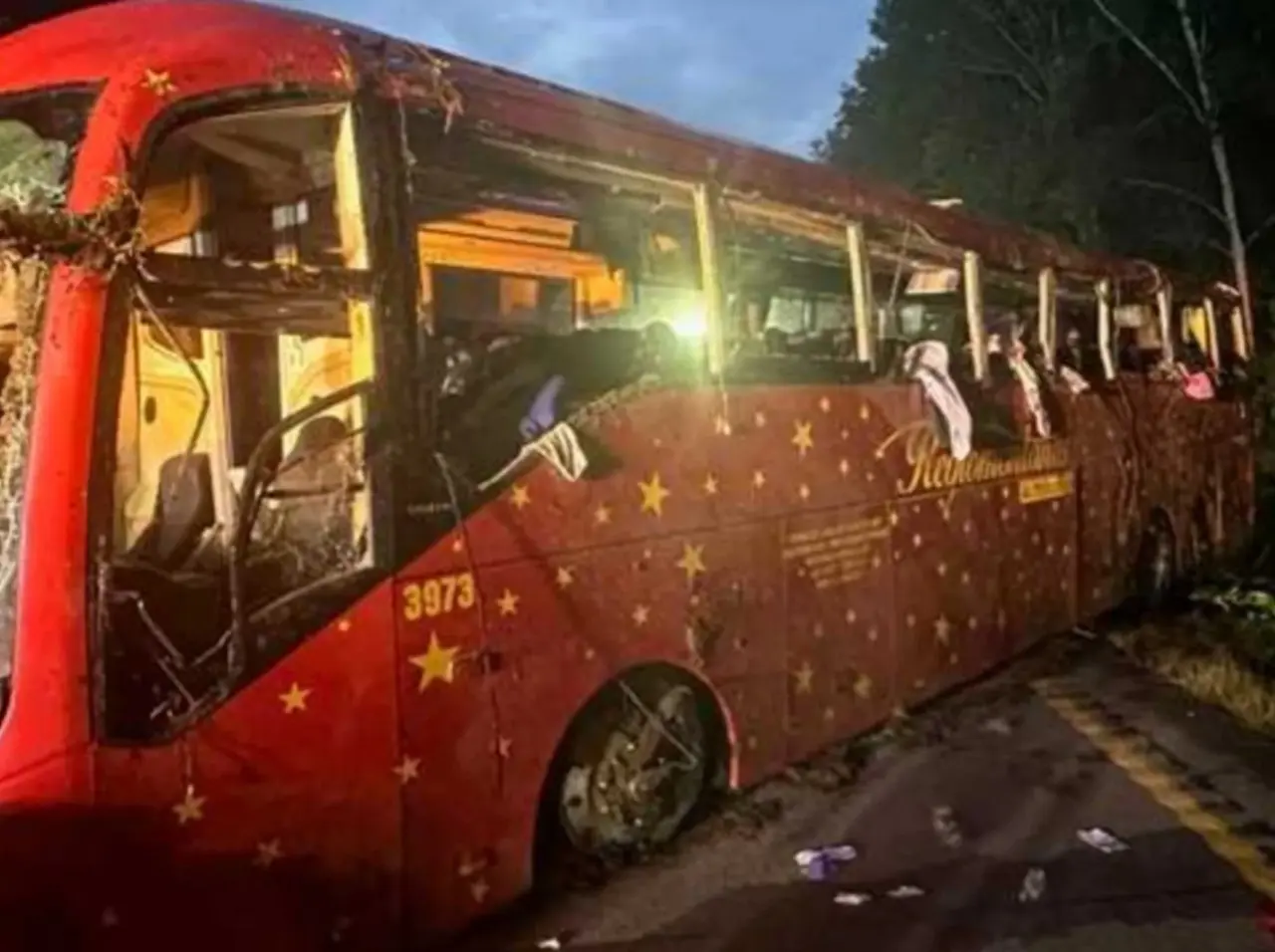 El autobús tras haber sufrido daños. Foto: Periódico Correo.