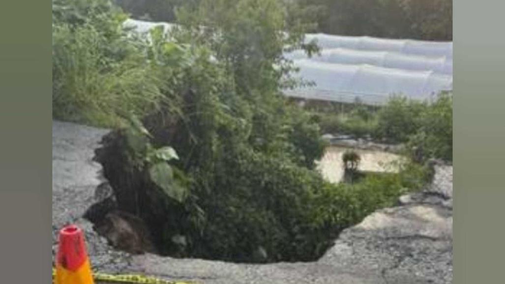 Desprendimiento en carretera Tenancingo-Villa Guerrero por lluvias fuertes