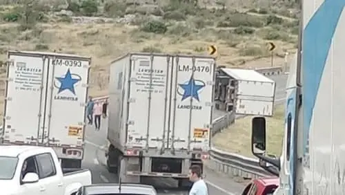 Volcadura en la Saltillo-Mty. Foto de redes sociales.