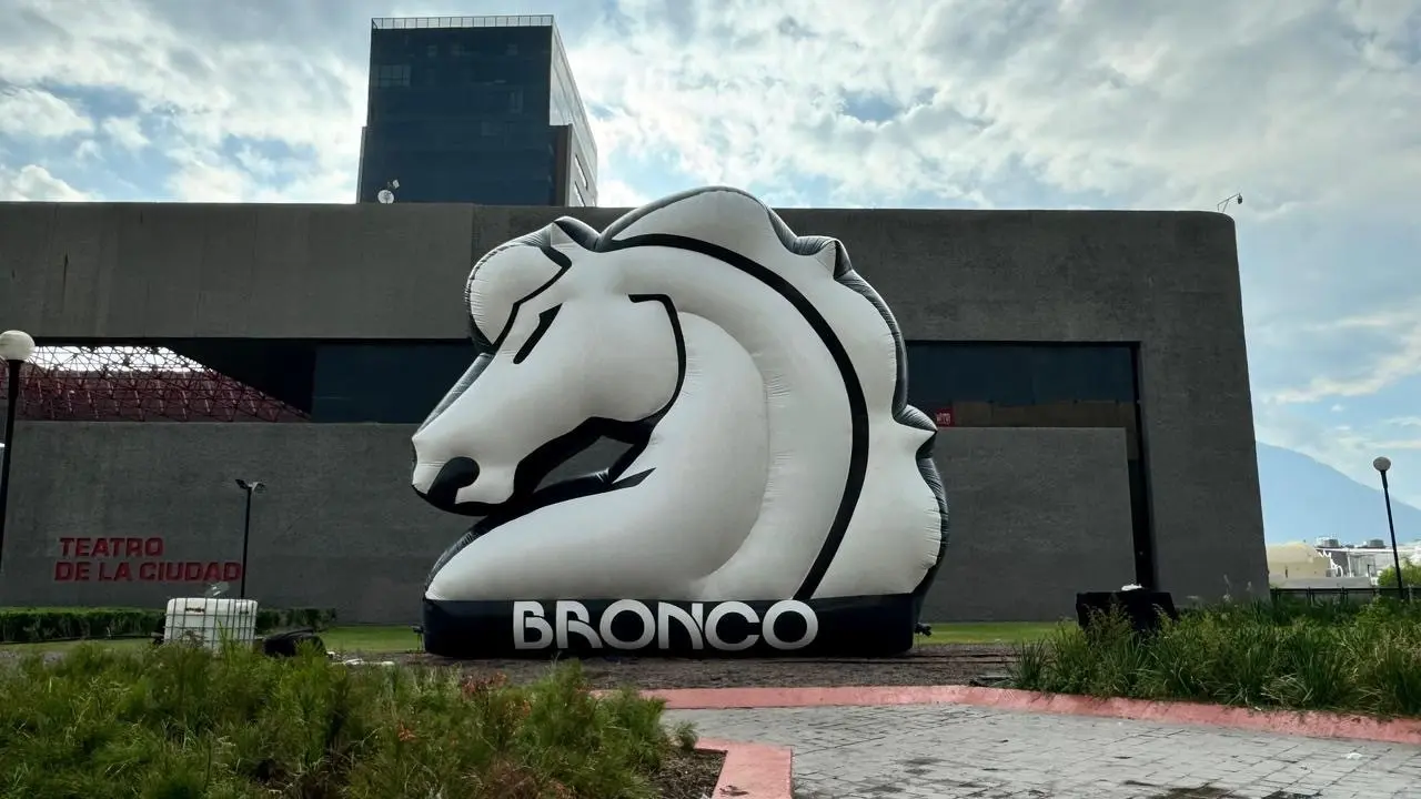 Bronco sorprende con enorme inflable en el centro de la ciudad Foto: Especial