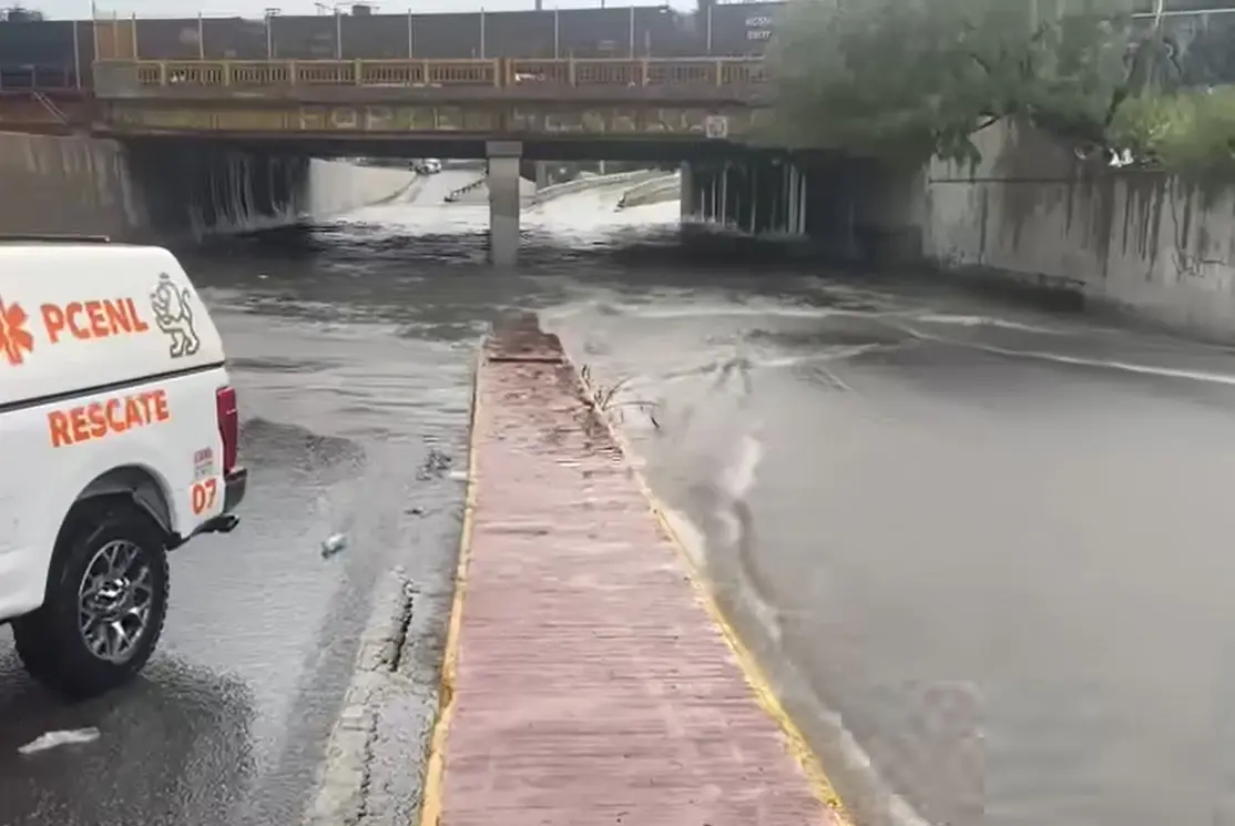 Cierre por parte de Protección Civil ante las lluvias en Fidel Velázquez. Foto: Protección Civil de Nuevo León.