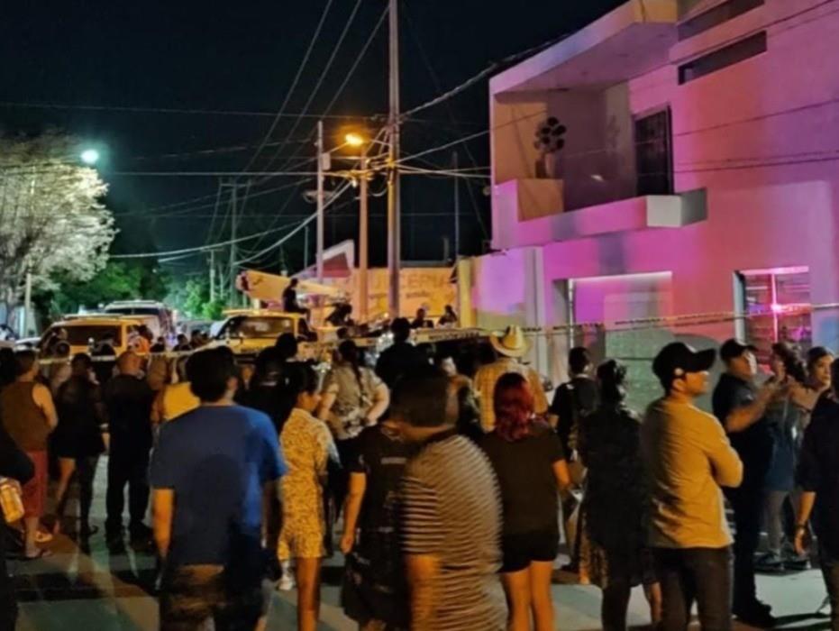 Gente de la zona afuera del domicilio donde murió el hombre. Foto: Los Noticieristas.