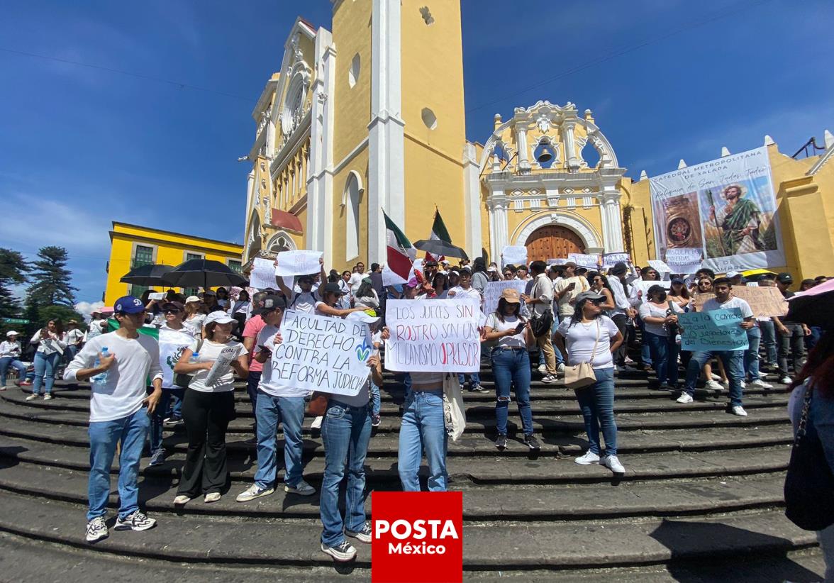 Estudiantes y asociaciones civiles de Xalapa marcharon contra la reforma judicial. Exigen que se respete la carrera judicial y critican la elección de jueces por tómbola. Foto: Rosalinda Morales / POSTA