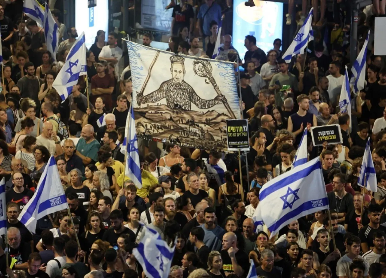 Miles de isralíes juntos en Tel Aviv protestando contra Benjamín Netanyahu. Foto: AFP.