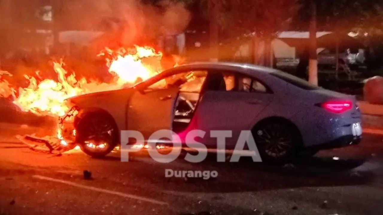 Se incendia un Mercedes Benz tras choque en calle Nazas