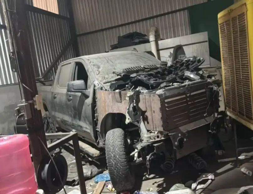 Uno de los vehículos blindados tras ser asegurados por las autoridades. Foto: Fiscalía de Sonora.