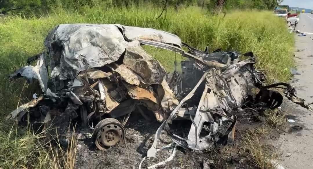 Un accidente de tráfico ocurrió en el kilómetro 100 de la carretera Victoria-Monterrey, donde se vieron involucrados un tractocamión y un automóvil particular. Foto: Redes sociales