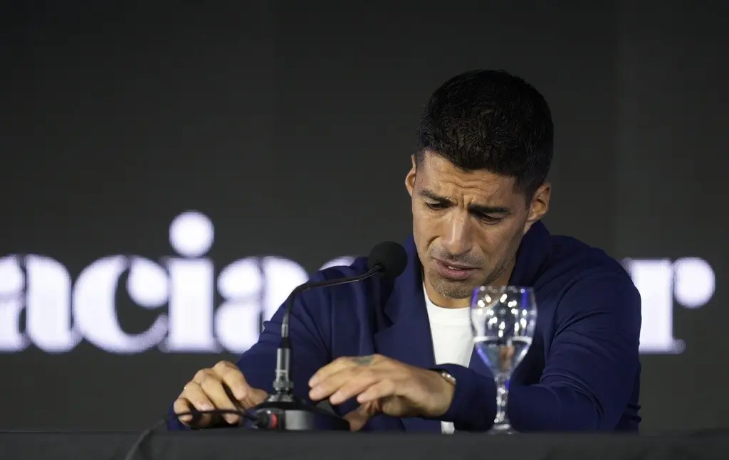 El uruguayo Luis Suárez anuncia su retiro de la selección nacional de su país en una conferencia de prensa en Montevideo, Uruguay, el lunes 2 de septiembre de 2024. (AP Foto/Matilde Campodonico)