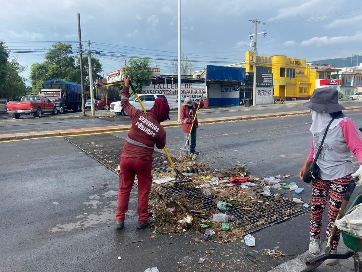 Cuadrillas de Servicios Públicos de Escobedo retiran basura de alcantarillas para prevenir inundaciones. Foto: Gobierno de Escobedo