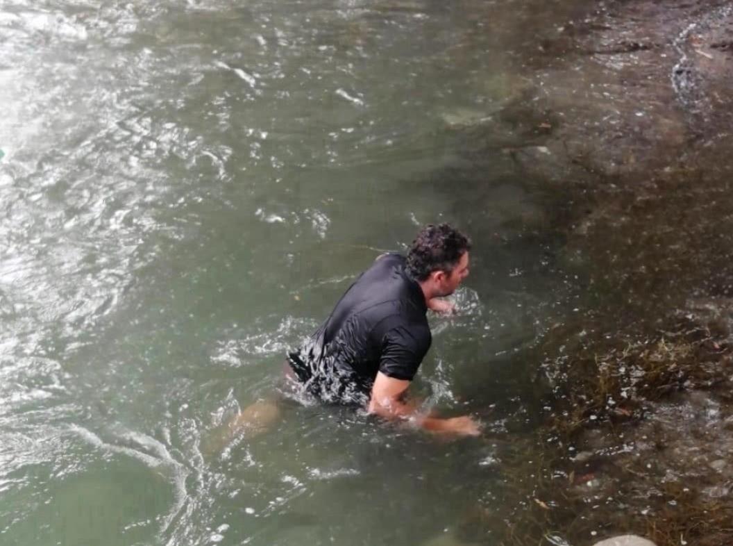 Rescatista ingresando al río para rescatar a la menor. Foto: Facebook GentedeLinares.