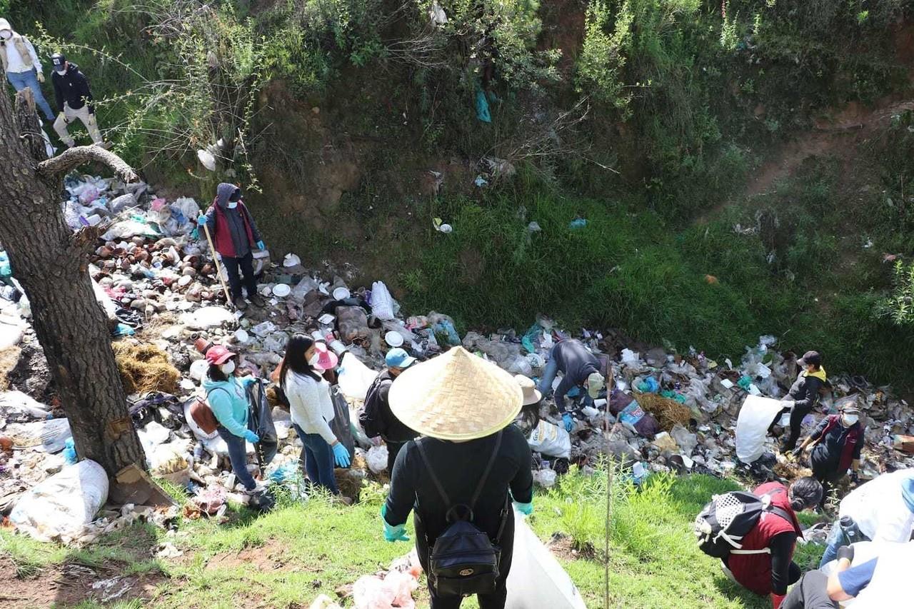 Durante la primera jornada de Limpiemos Nuestros Edomex se retiraron basura, pet, llantas, colchones y hasta sillones. Foto: Gob. de Edomex