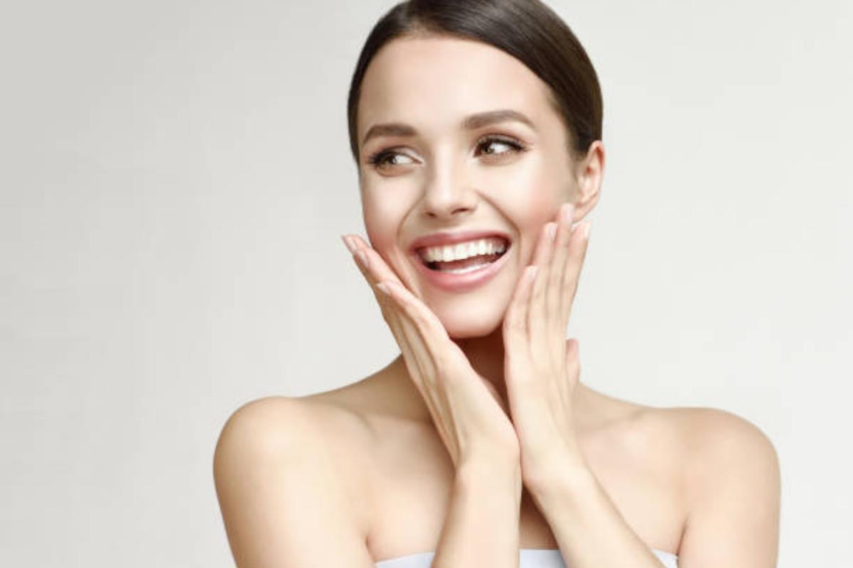 Mujer acariciando su rostro Foto: Pexels