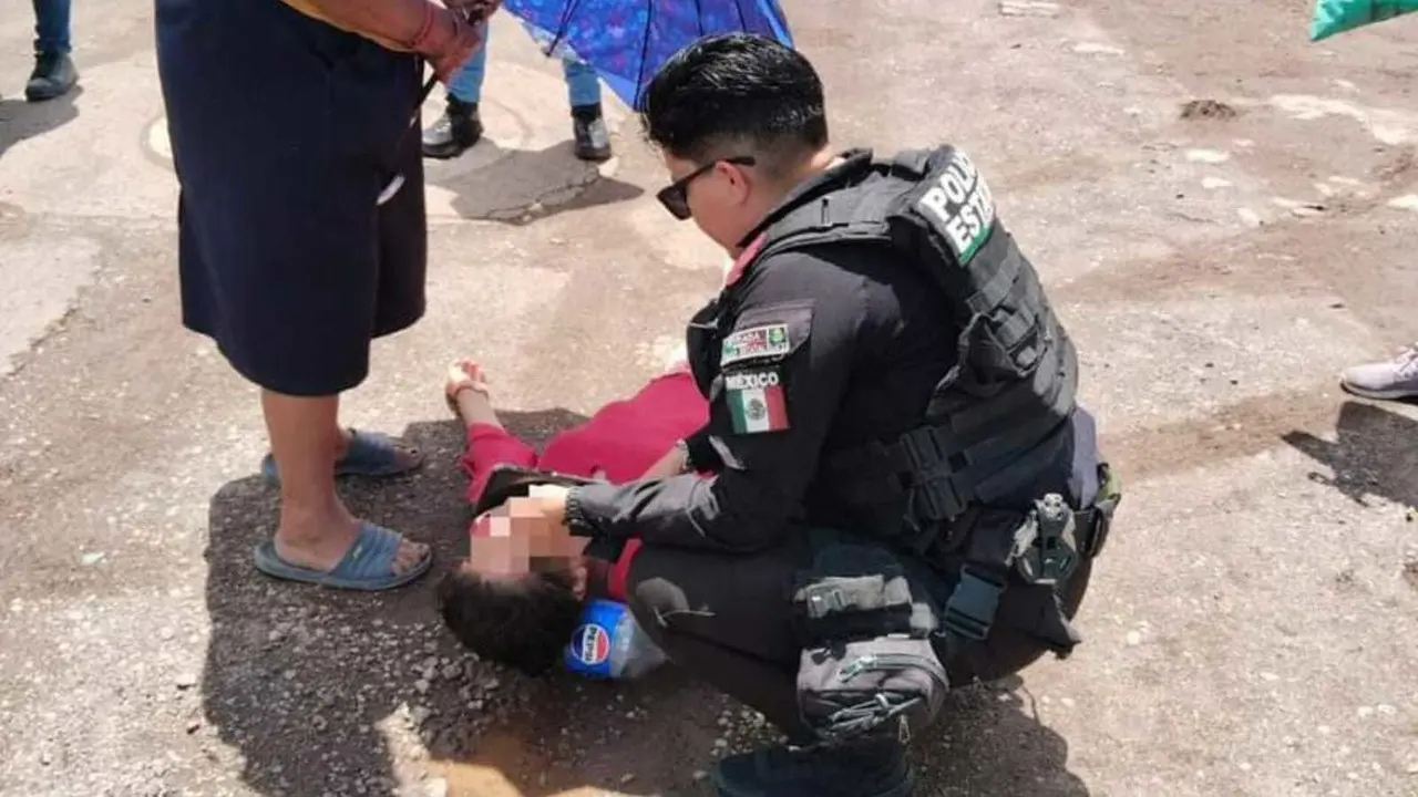 Una mujer tuvo un ataque convulsivo mientras recorría la vía pública, los elementos de la Policía Estatal. Foto: Facebook/ SSP Durango.