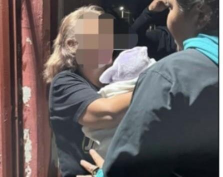 La mujer con el bebé sustraído al ser arrastada. Foto: Noticias Digitales Sinaloa.