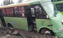 Zanja no señalizada provoca incidente con camión de pasajeros en Iztapalapa
