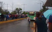 Esperan cientos de personas el Transmetro bajo la lluvia en Guadalupe