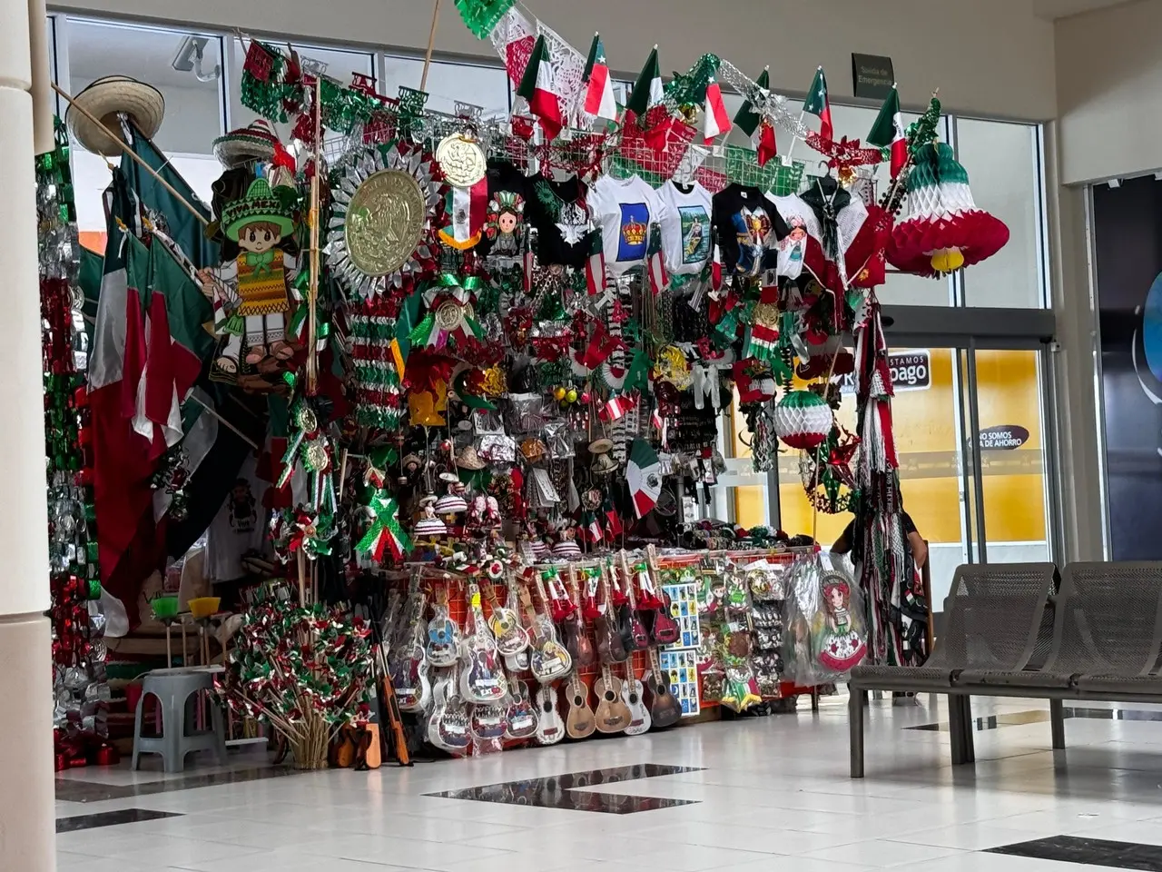 Adornos patrios en plazas comerciales de Mérida. Foto: Irving Gil